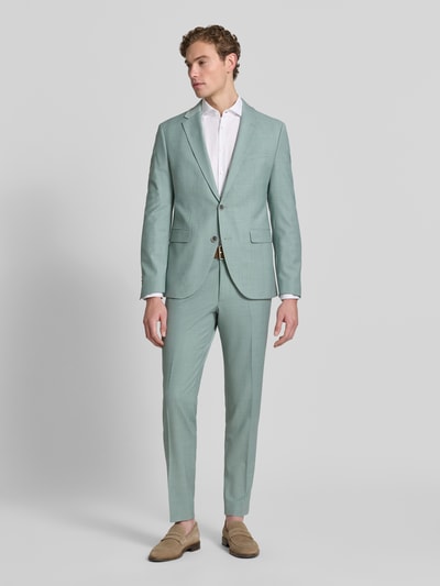 Männermodel trägt Slim Fit 2-Knopf-Sakko mit Pattentaschen Modell 'Monopoly' von CINQUE, mintgrün, Material-Mix mit Schafswoll-Anteil, Ganzkörperansicht von vorne.
