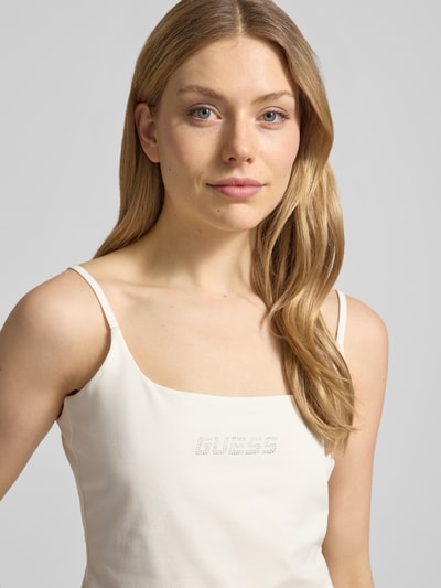 Frauenmodel trägt Trägertop mit Logo Modell 'ORTENSIA' von Guess Activewear aus Baumwoll-Elasthan-Mix, Regular-Fit, Karree-Ausschnitt, Nahaufnahme Oberkörper.