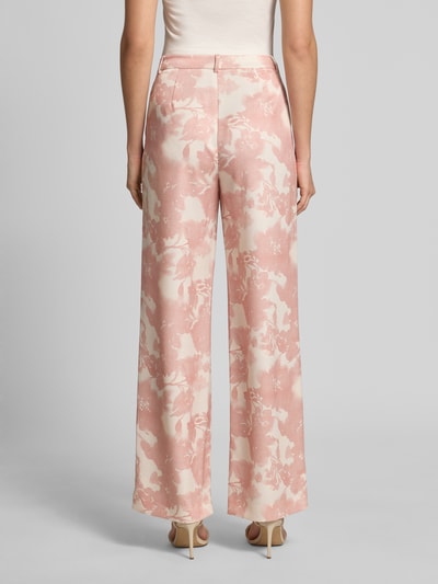 Frauenmodel trägt Stoffhose mit französischen Eingrifftaschen von Jake*s Collection, floraler Print in Rosa und Creme, Ganzkörperansicht Rückansicht.