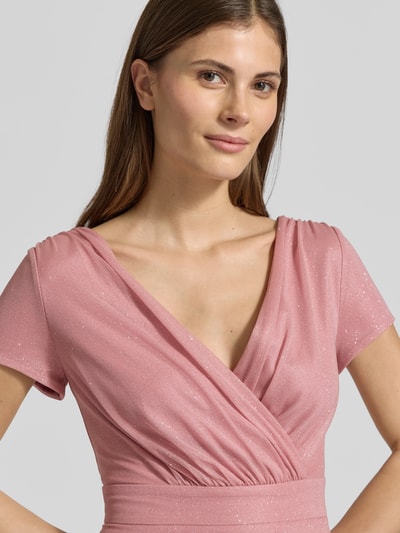 Vrouwenmodel draagt glanzend Schimmerndes Cocktailkleid mit V-Ausschnitt van Vera Mont van tule in a-lijn als midi-jurk, nahaufnahme bovenlichaam.