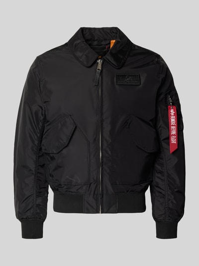 Produktfoto, schwarze Regular Fit Bomberjacke mit Logo-Patch von Alpha Industries, Umlegekragen, aufgesetzte Taschen, Reißverschluss, elastische Abschlüsse, glatte Textur, Herren