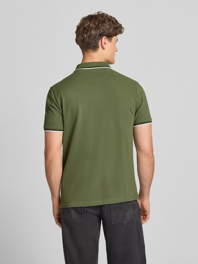 Männermodel trägt Slim Fit Poloshirt mit Label-Stitching von CHAMPION aus Reine Baumwolle in Grün, Produktdetails auf Rückansicht