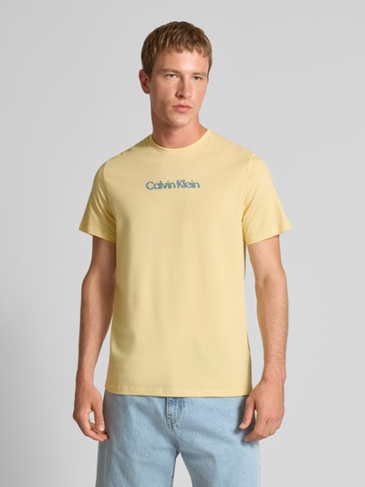 Calvin Klein Jeans T-shirt o kroju regular fit z nadrukiem z logo model ‘Class’ Żółty 4