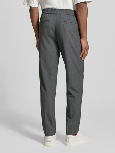 Männermodel trägt Relaxed Fit Hose mit elastischem Bund von Lindbergh in Grau, Material-Mix mit Viskose, Ganzkörperansicht Rückansicht.