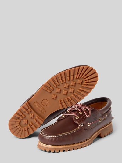 Produktfoto, Bootsschuhe aus Leder mit profilierter Sohle von Timberland in Braun, abgerundete Spitze, grobe Gummisohle, Schnürung, Kontrastnähte, Herrenmodell, Absatzhöhe 3 cm, Schafthöhe 8 cm, Schaftweite 13 cm.