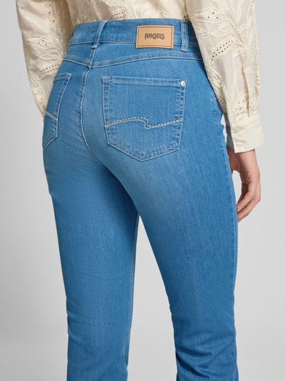 Frauenmodel trägt Slim Fit Jeans im 5-Pocket-Design Modell 'CICI' von Angels, Baumwoll-Mix, Gerader-Schnitt, Ganzkörperansicht Rückansicht.