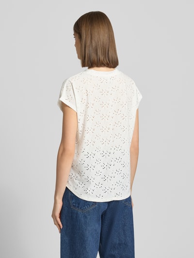 Vrouwenmodel draagt Only Relaxed Fit T-shirt met etskanteffect model 'SMILLA', dames t-shirtlook, ronde hals, korte mouw, geheel achteraanzicht.
