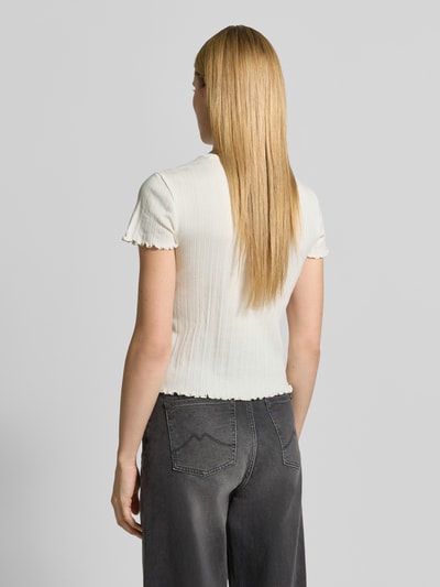 Frauenmodel trägt T-Shirt mit Muschelsaum von JAKE*S STUDIO WOMAN aus weißer Baumwolle, gerader Schnitt, Rückansicht, Ganzkörperansicht.