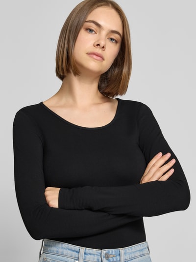 Frauenmodel trägt Modern Fit T-Shirt aus Baumwoll-Mix Modell 'LIVE LOVE' von ONLY in Schwarz, Damen T-Shirt von ONLY, Nahaufnahme Oberkörper