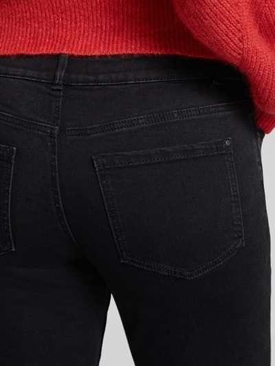 Frauenmodel trägt Straight Fit Jeans mit Eingrifftaschen von Christian Berg Woman in dunklem Baumwoll-Mix mit Viskose-Anteil, Nahaufnahme Rückansicht.