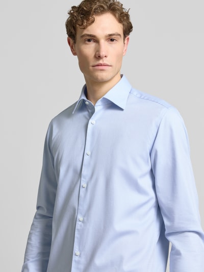 Männermodel trägt Regular Fit Freizeithemd aus Baumwoll-Mix Modell 'H-JOE-K-C1-261' von BOSS, hellblaue Popeline, Nahaufnahme Oberkörper