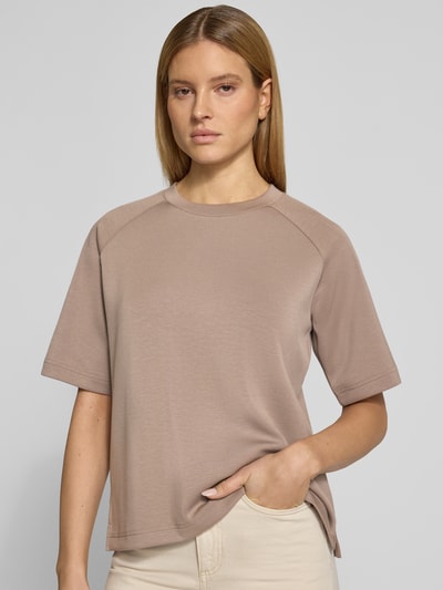 Frauenmodel trägt Regular Fit Pyjama-Oberteil mit Raglanärmeln von Marc O'Polo, Optik: Unifarben, Kurzarm, Crew Neck, Rumpfabschluss: mit Seitenschlitzen, Ganzkörperansicht von vorne.