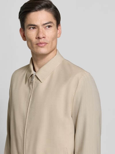 Männermodel trägt Regular Fit Blouson aus Schurwoll-Mix Modell 'HELLYS251X' von HUGO, Optik: Unifarben, Nahaufnahme Oberkörper.