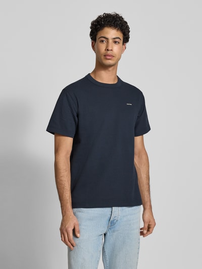 Mannelijk model draagt Regular Fit T-shirt met structuurpatroon van G-Star Raw, ronde hals, logo, heren, ruglengte maat M 71 cm, geheelopname voorkant