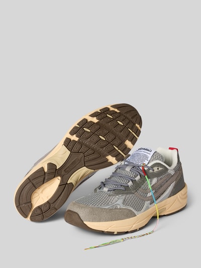 Produktfoto, Sneaker mit Label-Detail Modell 'Eco`99 Mono Mix' von Genesis, grauer Materialmix mit Abgerundete-Spitze, beige Sohle, Schnürung, Herren Sneaker, Absatzhöhe: 6 cm, Schafthöhe: 7 cm, Schaftweite: 7 cm