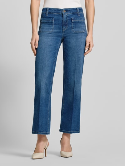 Kobiece modelka nosi Jeans in verkürzter Passform Modell 'TESS' od Cambio, niebieski denim, proste nogawki, bawełna z elastanem, przód z kieszeniami, Szerokość w rozmiarze 36: 40 cm, długość nogawki wewnętrznej 71 cm, widok całej sylwetki z przodu.