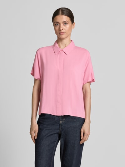 Vrouwenmodel draagt Relaxed Fit Kurzarmbluse aus Viskose van Tom Tailor Denim, roze, effen, korte mouw, rechte zoom, puur viscose, frontale bovenlichaam close-up
