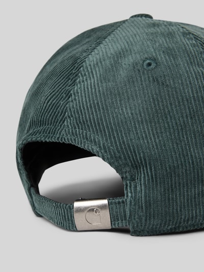Produktfoto, zielona czapka Basecap mit Label-Stitching od Carhartt Work In Progress, bawełna, wzmocniony daszek, haftowane otwory, regulacja.