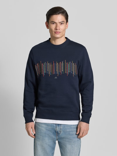 Männermodel trägt Sweatshirt mit Motiv-Stitching von PAUL SMITH in Dunkelblau, Reine Baumwolle, Regular-Fit, Ganzkörperansicht von vorne.
