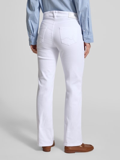 Frauenmodel trägt Wide Leg Jeans im 5-Pocket-Design Modell 'Laura' von MAC aus weißem Baumwoll-Mix mit Stretch-Anteil, ausgestellter Schnitt, Bundweite 41 cm, Innenbeinlänge 80 cm, Ganzkörperansicht Rückansicht.