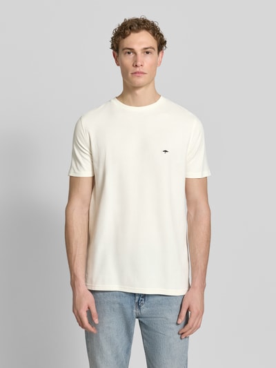 Männermodel trägt Regular Fit T-Shirt mit Logo-Stitching von Fynch-Hatton aus Reine Baumwolle, Rundhalsausschnitt, Herren T-Shirt, Ganzkörperansicht von vorne. Rückenlänge bei Größe M: 68 cm