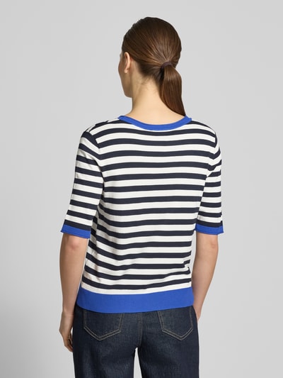 Frauenmodel trägt Strickshirt aus Viskose-Mix mit Rundhalsausschnitt von Betty Barclay, blau-weiß gestreift, Regular Fit, Ganzkörperansicht Rückansicht.