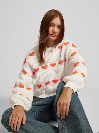 Pieces Sweter z dzianiny o kroju regular fit z wzorem dzianinowym w kształcie serca model ‘NOVE’ Écru 3