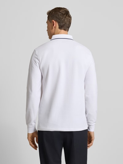 Männermodel trägt Poloshirt mit Label-Stitching von Polo Ralph Lauren aus Baumwoll-Elasthan-Mix in Weiß, Regular-Fit, Rückenlänge 70 cm, Ganzkörperansicht Rückansicht.