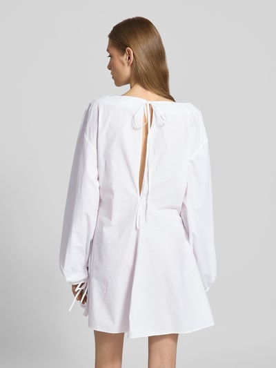 WEEKDAY Sukienka mini z dekoltem w łódkę model ‘Nile’ Biały 5
