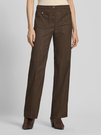 Frauenmodel trägt Wide Leg Pants mit aufgesetzten Eingrifftaschen von Christian Berg Woman in Braun, Karomuster, Material-Mix, Ganzkörperansicht von vorne.