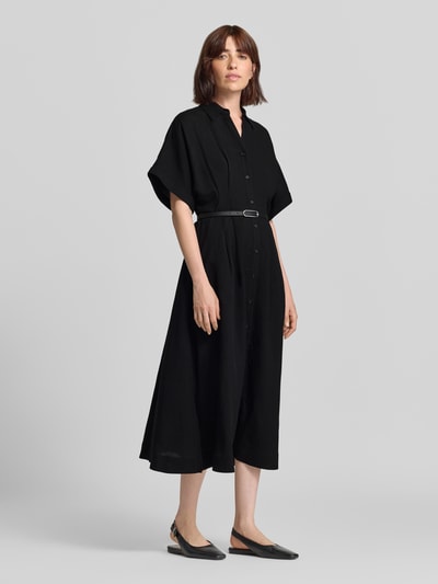 Frauenmodel trägt Hemdblusenkleid aus Viskose-Leinen-Mix mit Gürtel von MORE & MORE, A-Linie, Midikleid, Knopfleiste, V-Ausschnitt, Schwarz, Ganzkörperansicht von vorne.