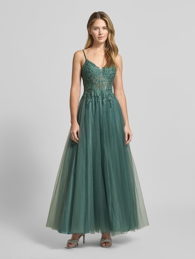 Frauenmodel trägt Regular Fit Abendkleid mit floralem Spitzenbesatz von Luxuar in Grün, Glitzer-Mesh, A-Linie, semitransparent, Ganzkörperansicht von vorne.