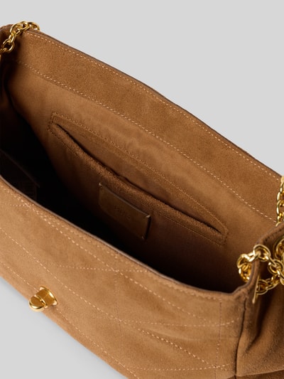 Produktfoto, braune Shoulder Bag aus echtem Leder Modell 'MONTES' von MANGO, Strukturmuster, goldfarbener Kettenriemen, sichtbares Innenfach