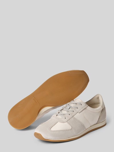 Produktfoto, Low Top Sneaker aus Rindsleder-Textil-Mix Modell 'YASMIN' von Vagabond in Lederoptik mit strukturierter Gummisohle und runder Schuhspitze, helle Farben, glatte und veloursartige Texturen.