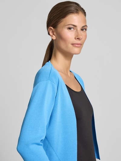 Frauenmodel trägt Strickjacke aus Viskose-Mix mit 3/4-Arm von More & More, Regular-Fit, offene Passform, Nahaufnahme Oberkörper.