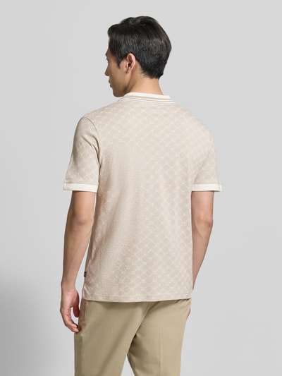 Männermodel trägt Regular Fit Poloshirt mit Logo-Muster Modell 'Jessino' von JOOP! Collection aus Reine Baumwolle, Rückenlänge 69 cm, Ganzkörperansicht Rückansicht.