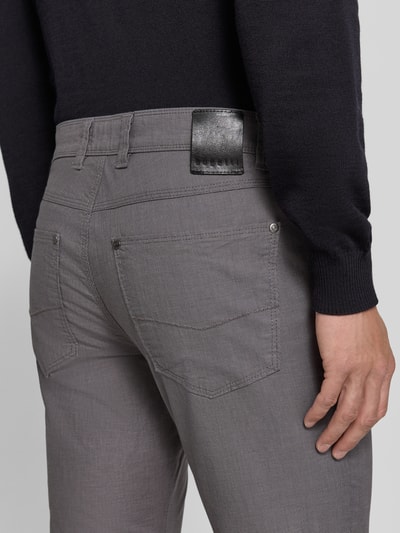 Männermodel trägt Straight Fit Hose aus Baumwoll-Mix Modell 'Yarn' von bugatti, 5-Pocket-Design, Detailaufnahme Rückansicht.