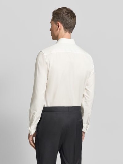 Männermodel trägt Slim Fit Business-Hemd mit verdeckter Knopfleiste von Eterna, Reine Baumwolle, Haifischkragen, Ganzkörperansicht Rückansicht.