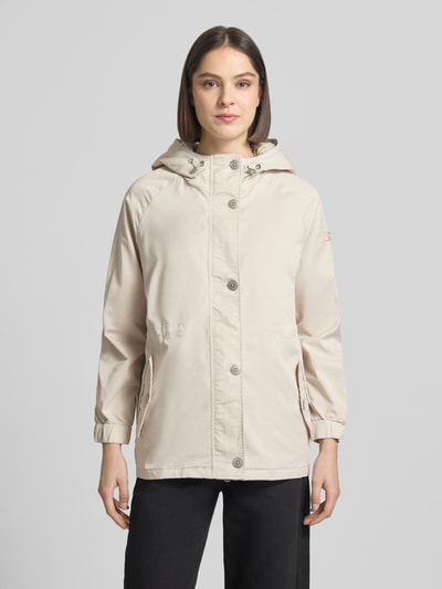 Kobiece model nosi Regular Fit Jacke mit Logo-Detail Modell 'Dorine' von Frieda & Freddies, mieszanka bawełny, krój regular fit, detal z logo, kaptur z tunelem, wpuszczana kieszeń, elastyczne zakończenia rękawów, długość tyłu w rozmiarze 36: 72 cm, szerokość ramion w rozmiarze 36: 40 cm, szerokość klatki piersiowej w rozmiarze 36: 57 cm, długość rękawów w rozmiarze 36: 62 cm, jasny beż, gładka tekstura, prostokątny kształt, Ganzkörperansicht von vorne