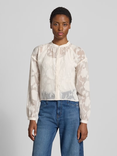 Młodzieżowe modelka nosi bluzkę Regular Fit Bluse mit floralem Design Modell 'Malina' od GUIDO MARIA KRETSCHMER WOMAN, biały kolor, okrągły dekolt, kwiatowy wzór, z długim rękawem, listwa guzikowa na całej długości, długość tyłu w rozmiarze 36: 46 cm, długość rękawów w rozmiarze 36: 57 cm, tekstura półprzezroczysta, gładkie wykończenie. Ganzkörperansicht von vorne.