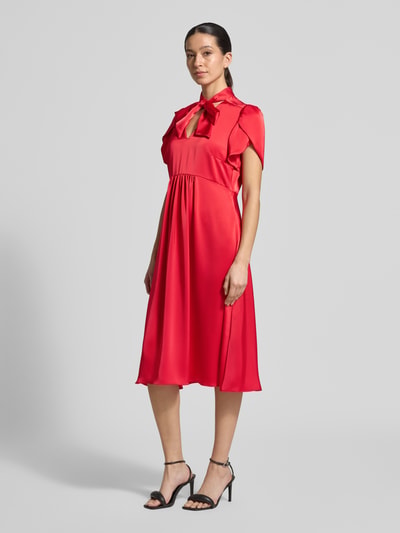 Kobiece modelka nosi sukienkę midi z dekoltem w serek i kokardą Christian Berg Woman Selection, satyna, linia a, rękawy-motylki, wszyty zamek błyskawiczny, długość tyłu w rozmiarze 36: 111 cm, szerokość w rozmiarze 36: 46 cm, widok całego ciała z przodu.