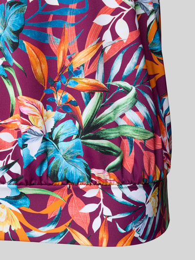 Frauenmodel trägt Tankini-Top im Allover-Look Modell 'Cadu' von VENICE BEACH mit Farbmix aus Lila, Orange, Grün, Material-Mix mit Stretch-Anteil, Oversized, Nahaufnahme Oberkörper.