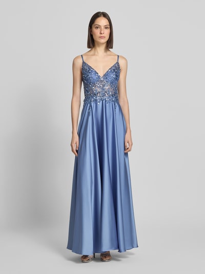 Modelka kobieca ma na sobie Abendkleid mit floralem Pailettenbesatz von Laona, niebieski, krój slim fit, półtransparentny, florystyczny haft, szerokość w rozmiarze 36: 34 cm, widok całopostaciowy z przodu.