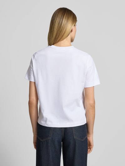 Männermodel trägt weißes Boxy Fit T-Shirt aus reiner Baumwolle Modell 'ELLA' von Selected Femme, unifarben, Rundhals, Ganzkörperansicht Rückansicht.