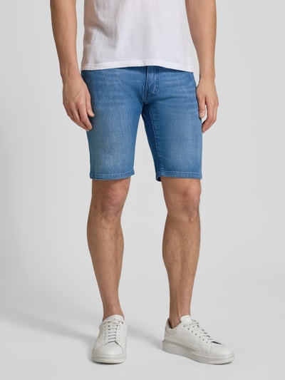 Männermodel trägt Regular Fit Jeansshorts mit Eingrifftaschen Modell 'Sisteron' von Pierre Cardin aus Baumwoll-Elasthan-Mix, Herren, Ganzkörperansicht von vorne. Bundweite bei Größe 32: 40 cm, Innenbeinlänge bei Größe 32: 27 cm.