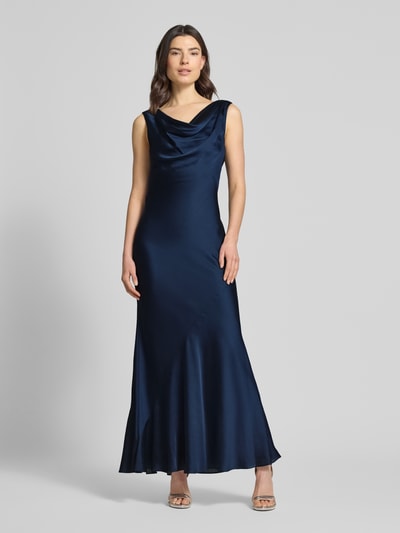 Frauenmodel trägt Regular Fit Abendkleid im ärmellosen Design von SWING aus dunkelblauem Satin, taillierte Passform, Ganzkörperansicht von vorne. Rückenlänge bei Größe 36: 145 cm, Brustweite bei Größe 36: 41 cm.