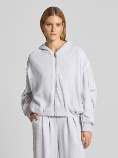 Frauenmodel trägt Regular Fit Sweatjacke aus Baumwoll-Mix Modell 'C_ELENDY' von BOSS Orange, Optik: Unifarben, Sweat, Nahaufnahme Oberkörper.