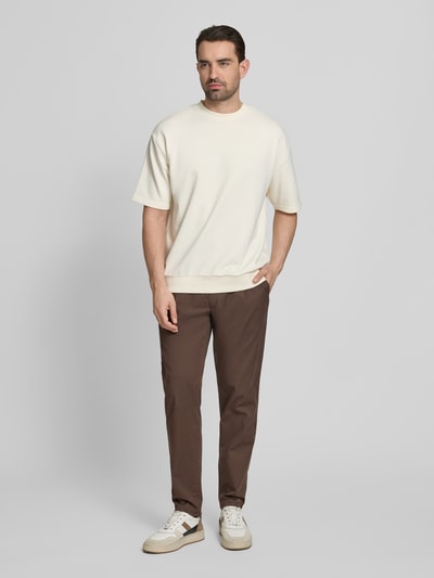 Männermodel trägt Oversized T-Shirt mit Rundhalsausschnitt von Lindbergh aus Baumwoll-Mix mit Label-Detail, Rückenlänge 70 cm, Ganzkörperansicht von vorne.