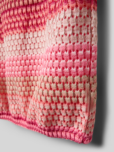 Produktfoto, Regular Fit Top in Strick-Optik von Garcia, bunte Rosa- und Beigetöne, markante Textur, Ärmelloses-Design, Kinder, Nahaufnahme