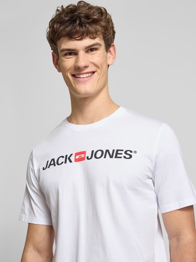 Männermodel trägt JACK & JONES T-Shirt mit Label-Print Modell 'CORP', Unifarbenes-Design, Rundhalsausschnitt, Bio-Baumwoll-Mix, Nahaufnahme Oberkörper.